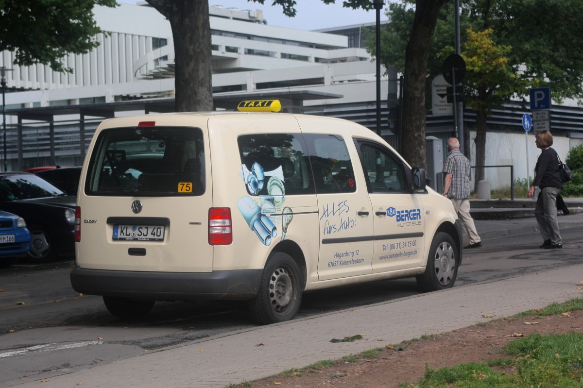Diesen VW Caddy BiFuel Taxi habe ich am 22.07.2014 am Taxistand Rathaus in Kaiserslautern aufgenommen. Die Taxe hat die Konzessionsnummer 75.