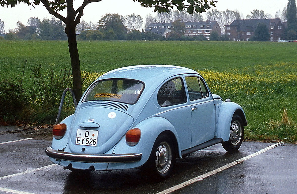 Diesen VW Käfer 1200 (Baujahr 1974) kauften wir 1980 und fuhren ihn bis 1989 (Dia-Scan, Aufnahme ca. 1981)