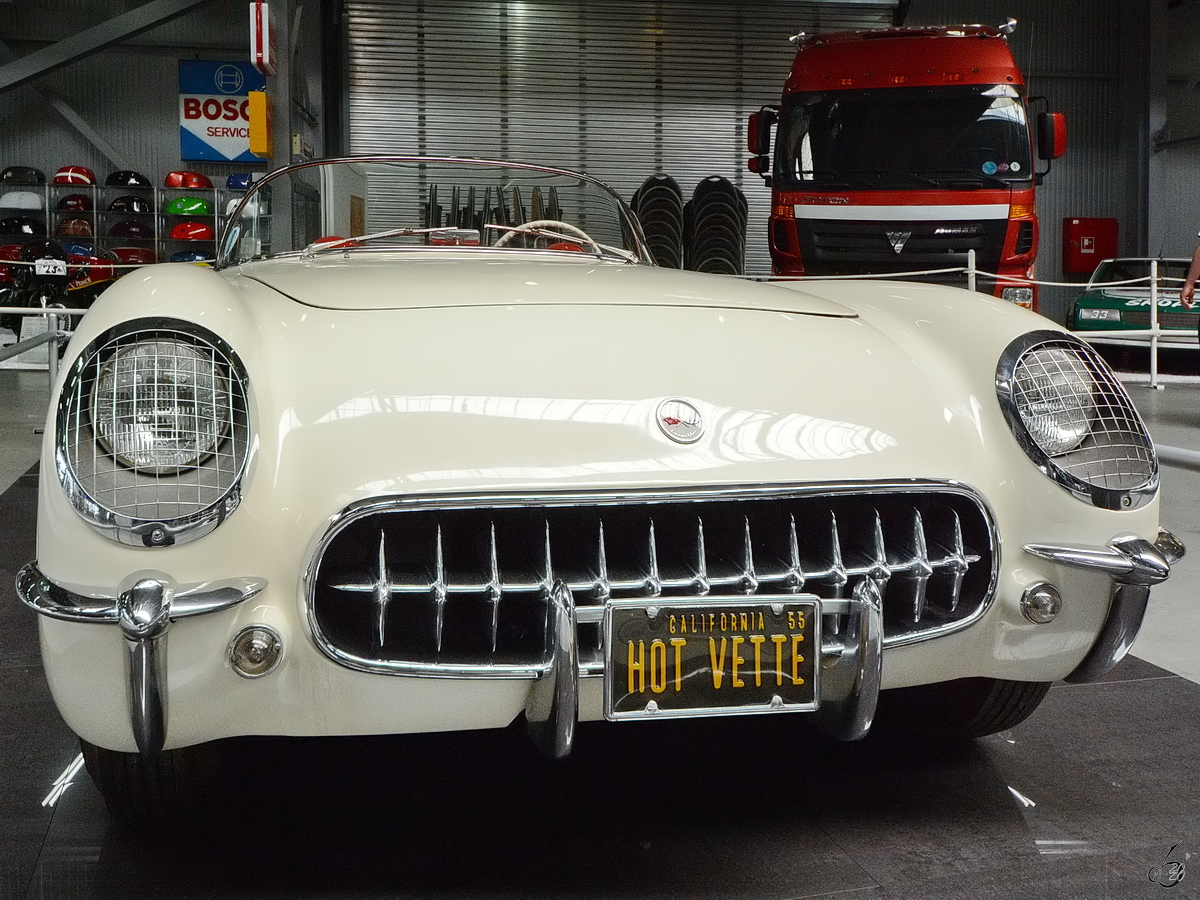 Dieser 1955 gebaute Chevrolet Corvette Roadster ist Teil der Ausstellung im Technik-Museum Speyer. (Mai 2014)