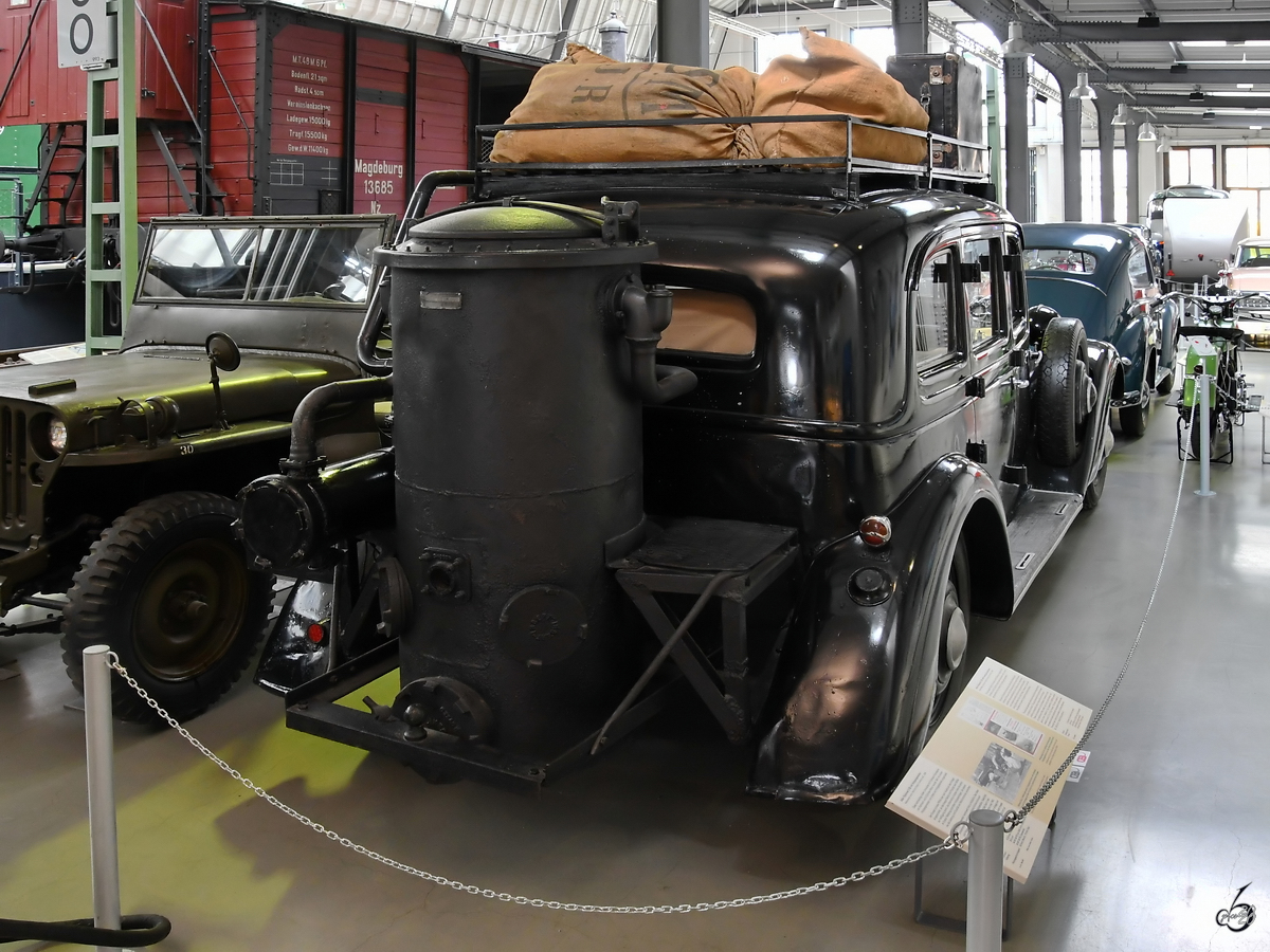 Dieser Adler Diplomat 3 GS von 1938 mit Pullmann-Karosserie von Karmann wurde 1941 mit einem Holzgasgenerator ausgerüstet, da das knappe Benzin hauptsächlich dem Militär zur Verfügung gestellt wurde. (Verkehrszentrum des Deutschen Museums München, August 2020)