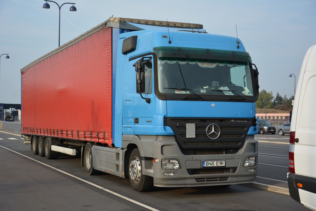 Dieser alte Mercedes Benz Actros mit dem Kennzeichen B 45 ETR steht am 20.09.2014 in Gedser Hafen und wartet auf die Überfahrt nach Rostock.