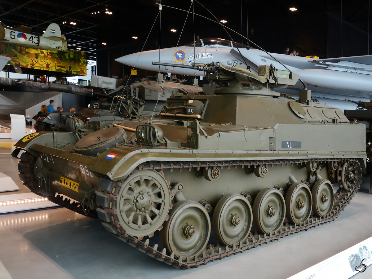 Dieser AMX-Schützenpanzer ist Teil der Ausstellung im Nationalen Militärmuseum Soesterberg. (Dezember 2016)
