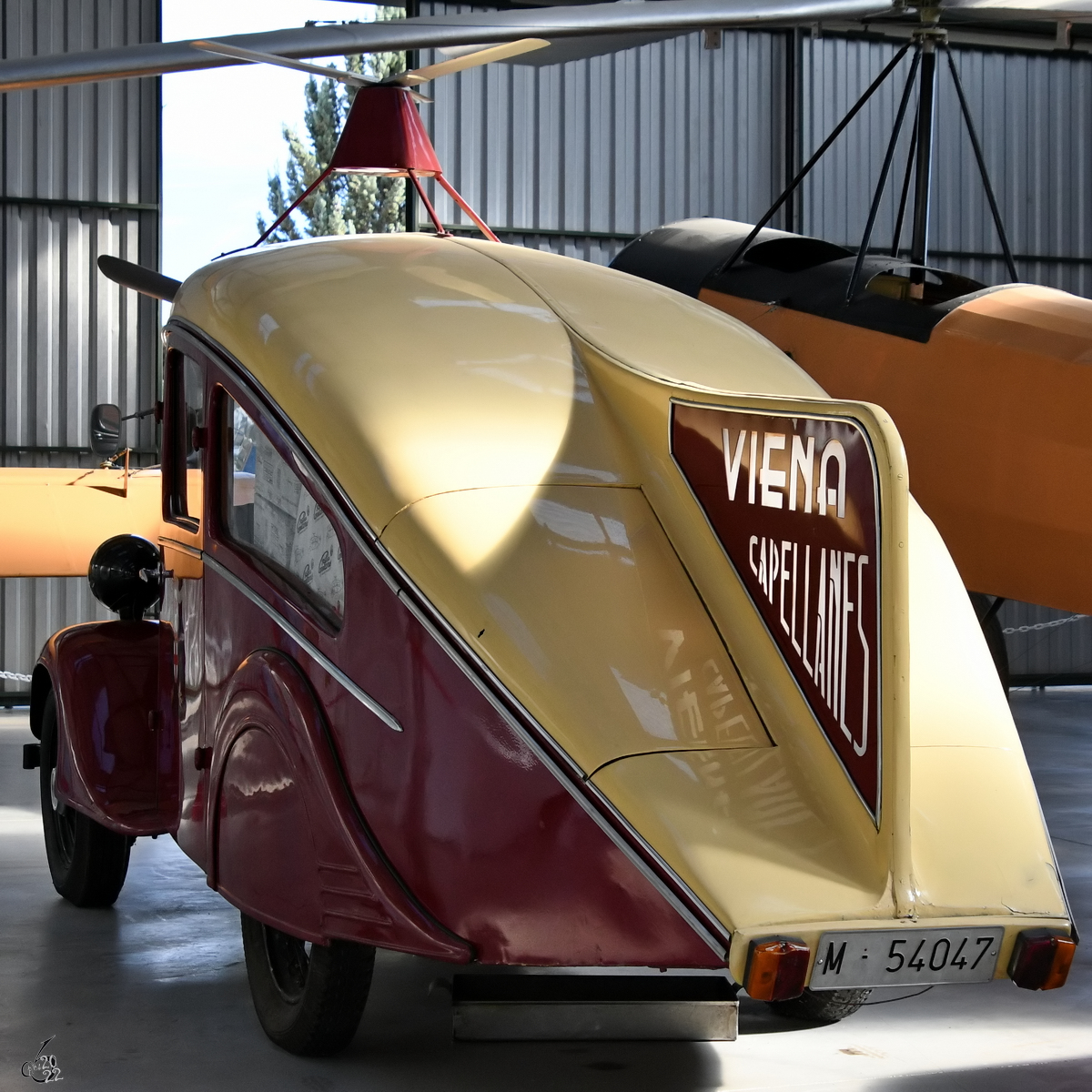 Dieser aus dem Jahr 1935 stammende Autogiro  Viena Capellanes  war ein Lieferfahrzeug in der Gestalt des Tragschraubers und wurde vom spanischen Ingenieur und Luftfahrtpionier Juan de la Cierva auf Basis des British Singer Popular 9HP erschaffen. (November 2022)