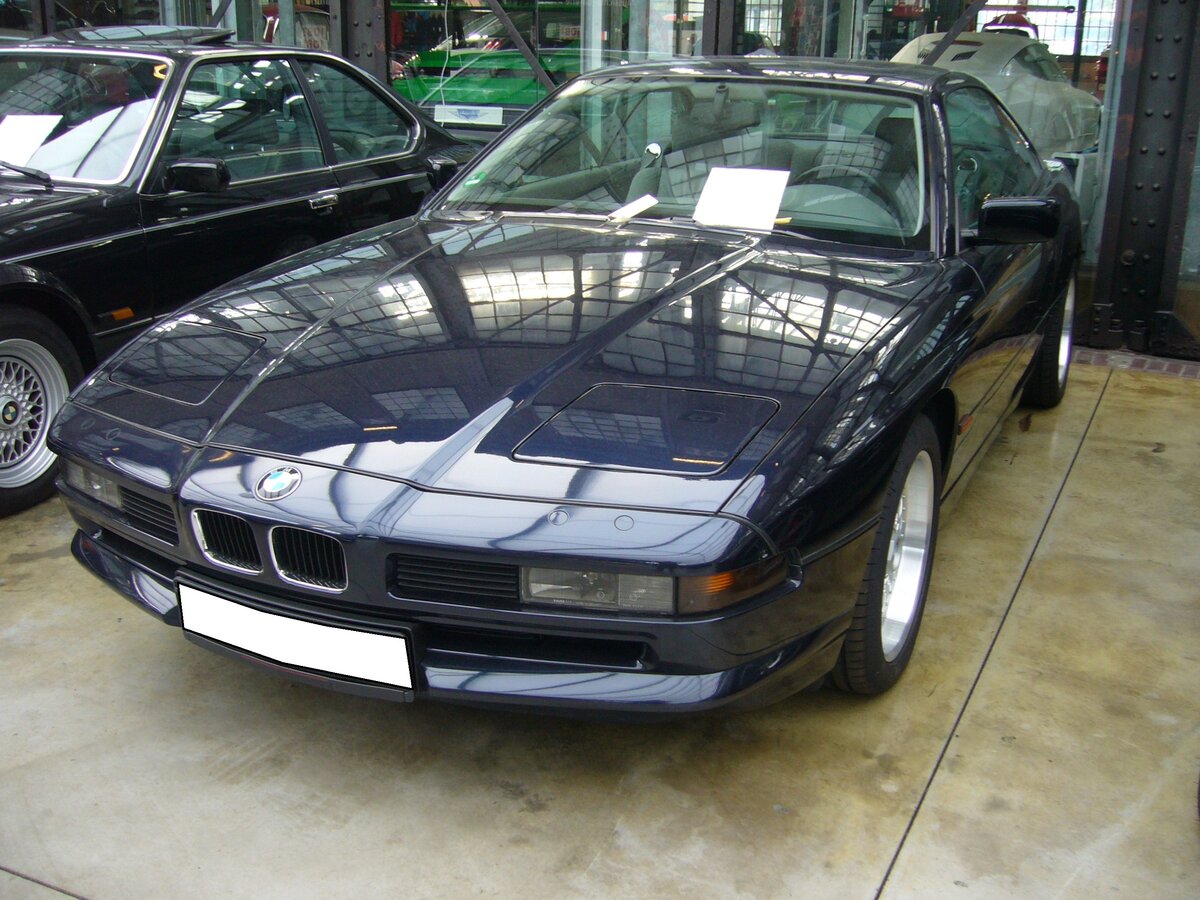 Dieser BMW E31 840Ci im Farbton orientblau wurde 1995 in Japan erstmalig zugelassen und nur sehr wenig bewegt. 2011 wurde er zurück in seine deutsche Heimat geholt. Zwischen Januar 1995 und Mai 1999 wurden genau 3.075 Autos vom Typ 840Ci produziert. Der V8-Motor hat einen Hubraum von 4398 cm³ und leistet 286 PS. Classic Remise Düsseldorf am 20.09.2023.