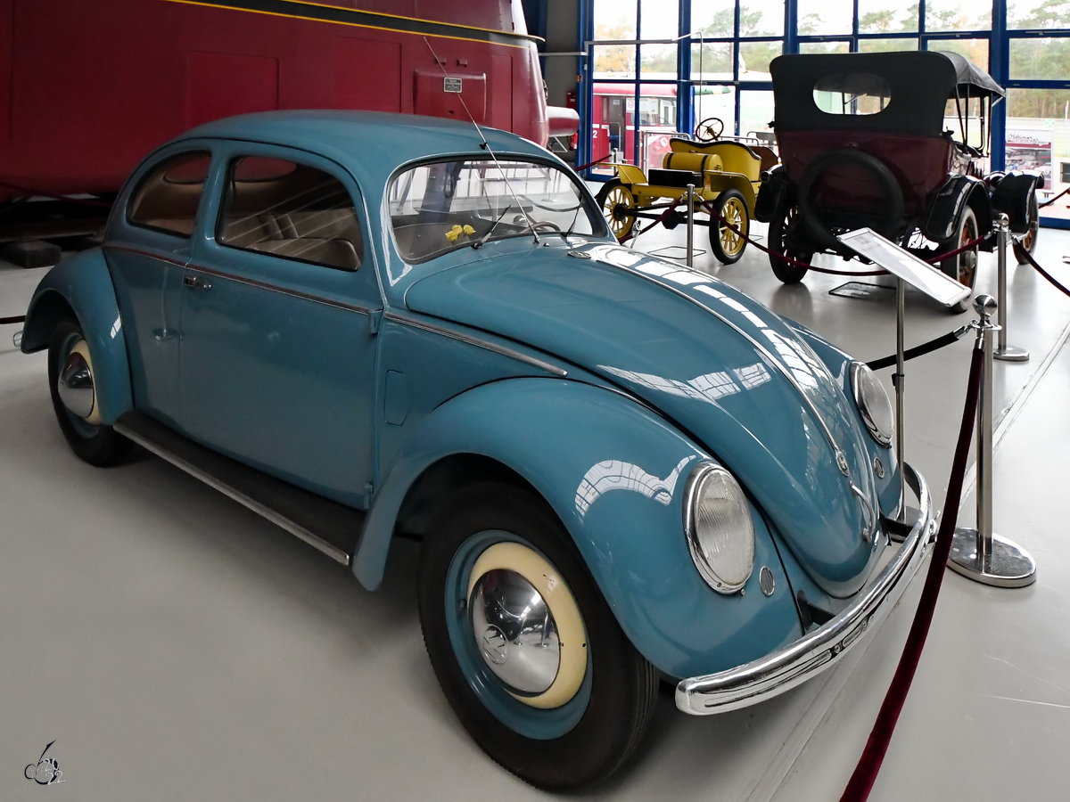 Dieser Brezel-Käfer steht in der Ausstellungshalle des Oldtimermuseums in Prora. (November 2022)