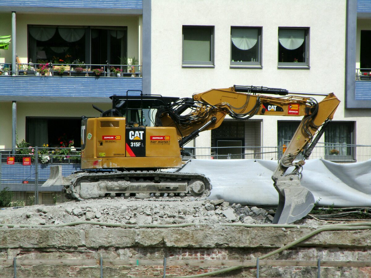 Dieser  CATERPILLAR 315 F  stand am 02.08.2021 am Spreeufer in Berlin-Charlottenburg und wurde zu Abrissarbeiten an der Ufermauer eingesetzt.  
