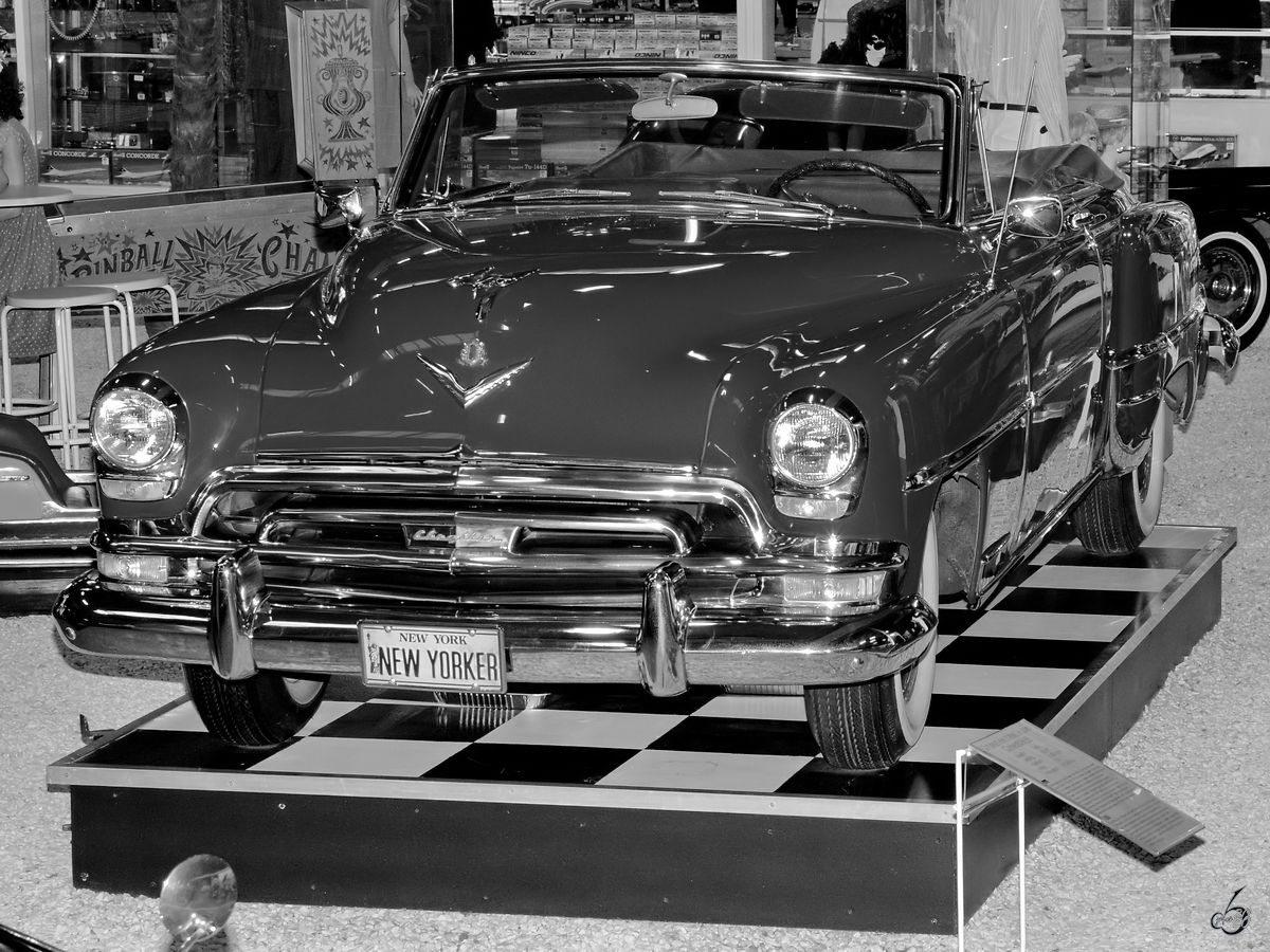 Dieser Chrysler New Yorker De Luxe Convertible V8 wurde 1954 gebaut. (Auto- und Technikmuseum Sinsheim, Dezember 2014)