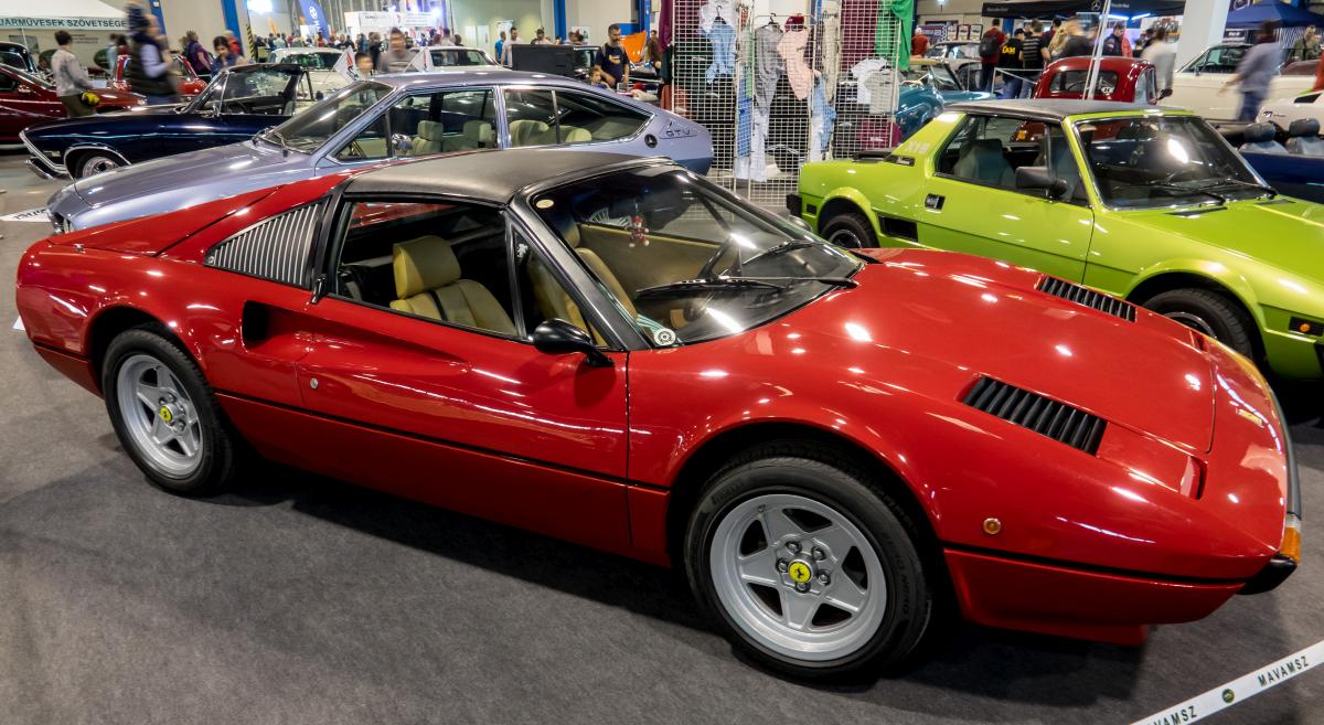Dieser Ferrari 308 kann auch von der Serie  Magnum P.I.  bekannt sein. Foto: Oldtimersektion der Automobil und Tuning Show in Budapest, 2019