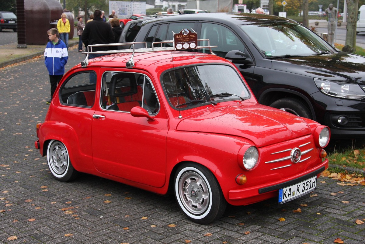 Dieser Fiat 750 stand am 11.10.2013 auf einem Parkplatz in Höhr Grenzhausen.