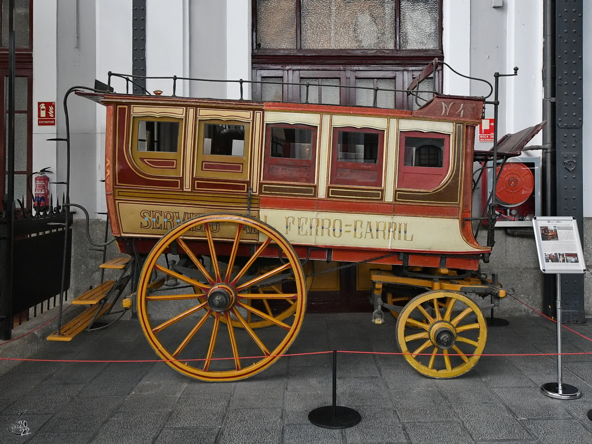 Dieser für zehn Fahrgäste ausgelegte Pferde-Omnibus wurde im Jahr 1861 gebaut und ist jetzt Teil der Ausstellung im Eisenbahnmuseum von Madrid. (November 2022)