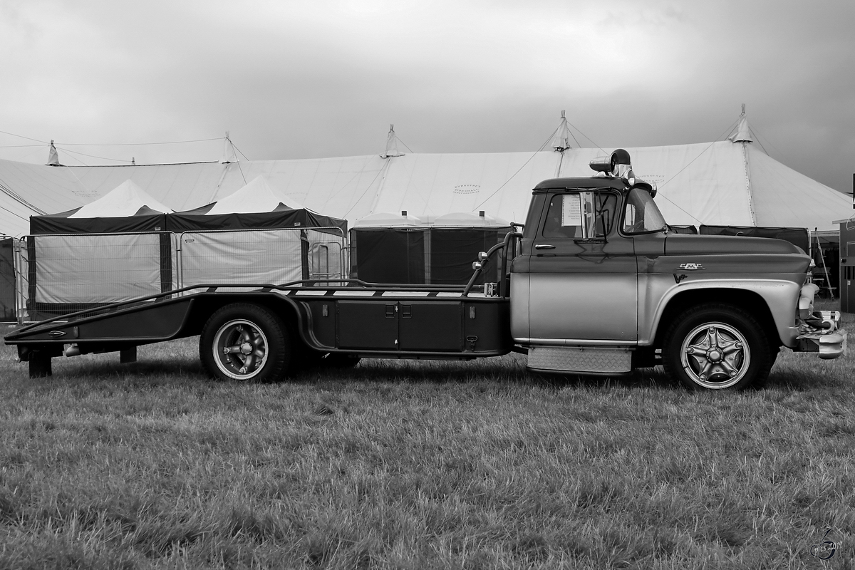 Dieser GMC Apache Autotransporter aus dem Jahr 1950 entstand aus einem Feuerwehrfahrzeug der U.S. Air Force. (Fairford, Juli 2019)