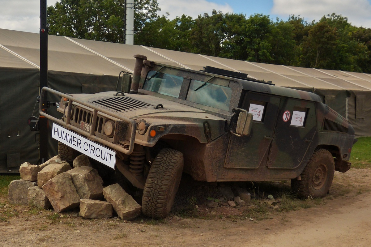 Dieser Hummer zeigt den Weg, zur Geländeübungsstrecke wo man mitfahren durfte, am Tag der offenen Tür bei der luxemburgischen Armee. 10.07.2022 