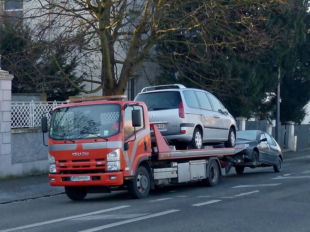 Dieser ISUZU Autotransporter hat gleich 2 Fahrzeuge abgeschleppt.  Dezember 2013
