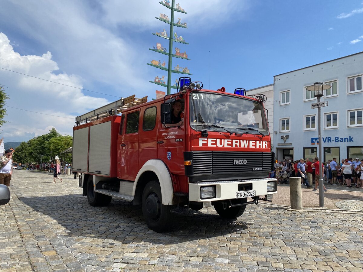 Dieser Iveco 120-23 (Baujahr 1990) der Feuerwehr Schönberg konnte von mir gestern vor Beginn des Volksfestumzuges verewigt werden, Juni 2022