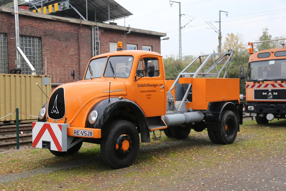 Dieser Magirus Deutz Abschleppwagen diente einst als Hilfswagen der Vestischen Straßenbahnen im Ruhrgebiet. Hier steht er am 20.10.2020 im Nahverkehrsmuseum in Dortmund Mooskamp.