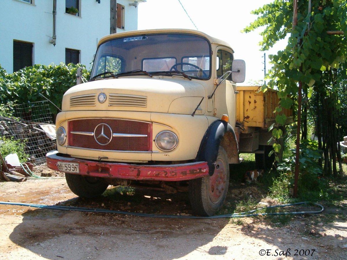 Dieser Mercedes 311 diente im Juli 2007 in Griechenland einem Weinbauern.