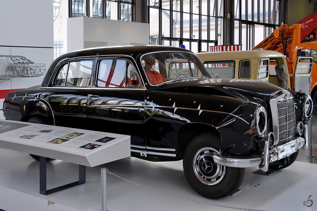 Dieser Mercedes-Benz 220 S aus dem Jahr 1956 wurde als Aufpralltestwagen genutzt. (Verkehrszentrum des Deutschen Museums München, August 2020)