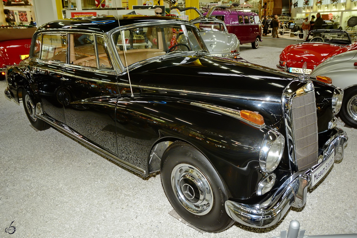 Dieser Mercedes Benz 300  Adenauer  stammt aus dem Jahr 1951 und war im Dezember 2014 im Auto- und Technikmuseum Sinsheim zu bewundern.