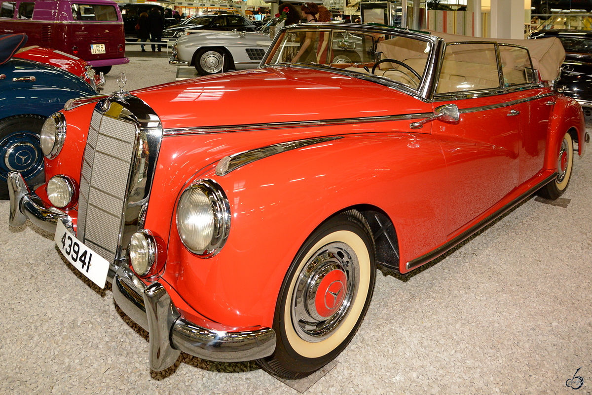 Dieser Mercedes-Benz 300 SC stammt aus dem Jahr 1956 und ist Teil der Ausstellung im Auto- und Technikmuseum Sinsheim. (Dezember 2014)