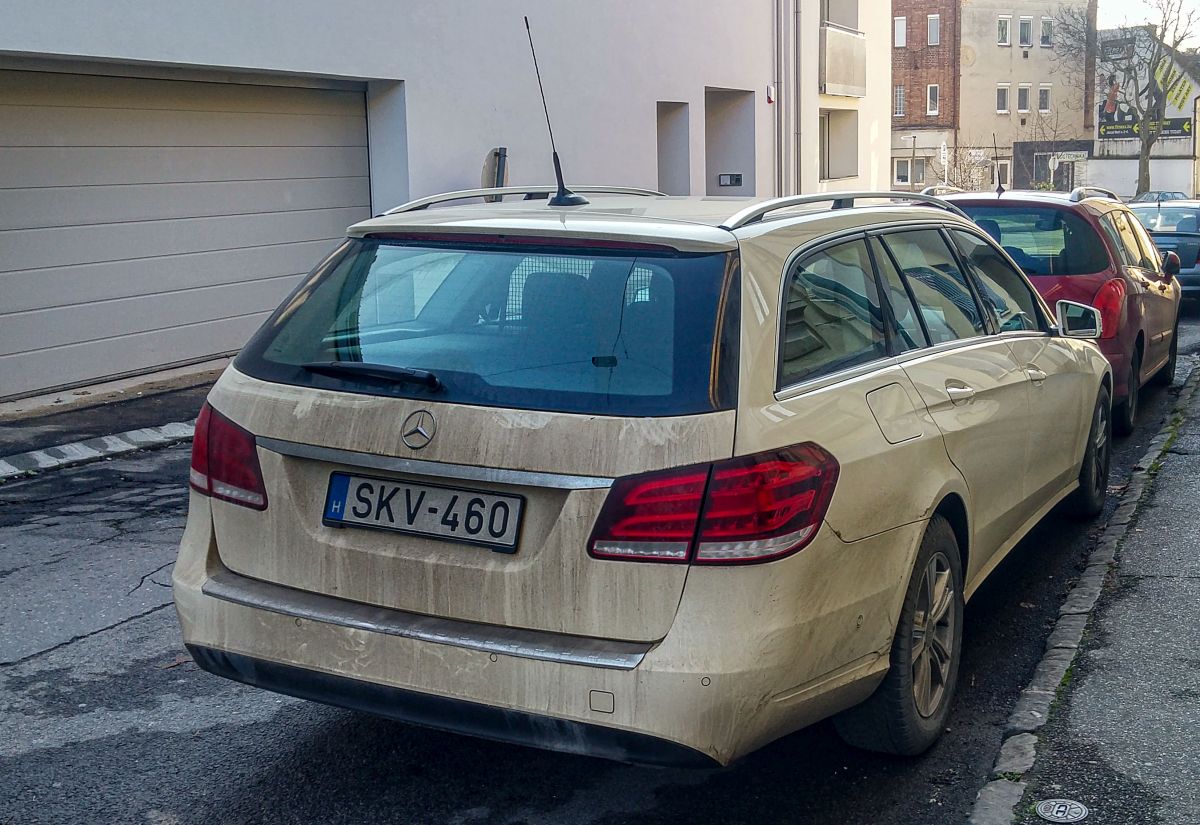 Dieser Mercedes-Benz W212 E-Klasse beginnt sein zweites leben in ungarn nachdem er jahrelang als Taxi in Deutschland seriverte. Foto: Januar 2021.