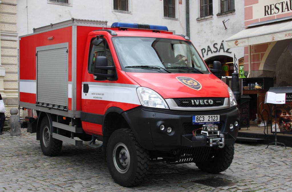Dieser nagelneue IVECO Feuerwehrwagen stand heute am 12.06.2016 auf dem Marktplatz in Cesky Krumlov. Der Wagen gehört laut Aufschrift  Hasicsky Zachranny Sbor .