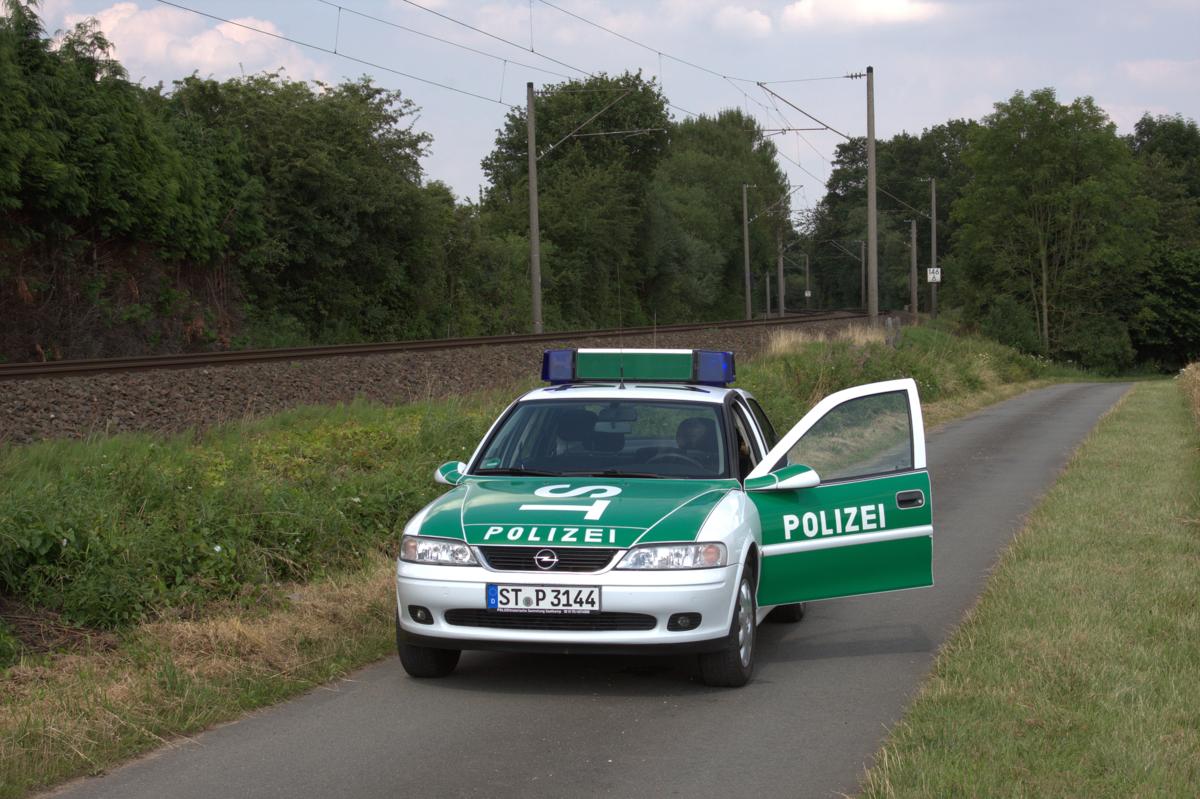 Dieser Opel Vectra Streifenwagen ist nicht mehr im aktiven Dienst der Kreispolizeibehörde Steinfurt. Er gehört nun zur Polizeihistorischen Sammlung von Thorsten Saatkamp aus Nordwalde und wurde eigens für das Foto am 17.7.2014 noch einmal richtig aufgerüstet, d. h. Blaulicht und Schriftzüge  Polizei  wurden dafür hergerichtet. 