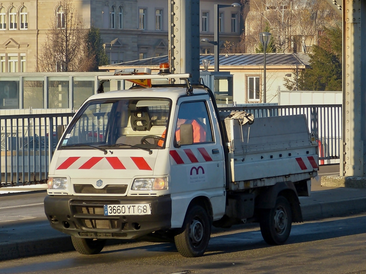 Dieser Piaggio Porter ist unterwegs zum nchsten Einsatzort.  Dezember 2013