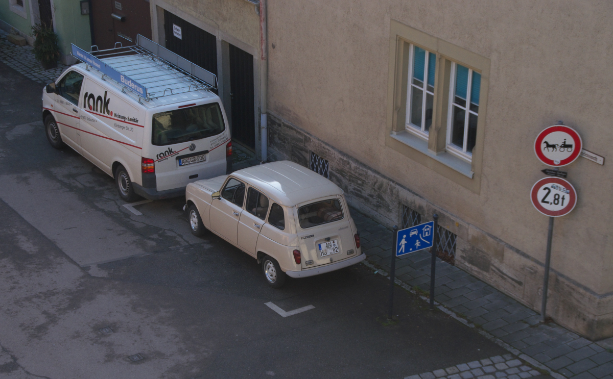 Dieser Renault 4 TL wurde von der Stadtmauer in Rothenburg ob der Tauber abgelichtet.
19.12.2015. Bei diesem Fahrzeug handelt es sich höchstwahrscheinlich um eine Version aus den späten 1970er Jahren.
