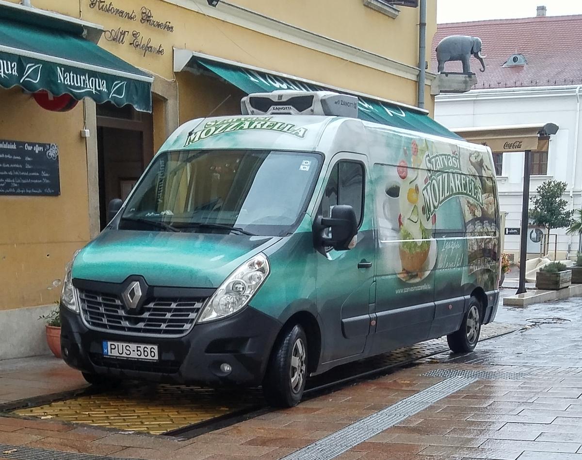 Dieser Renault Master liefert Mozzarella Käse in die Pizzerie  Elefantino . November, 2019, Pécs (HU).