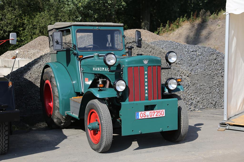 Dieser schwere Hanomag Schlepper gehörte am 31.8.2019 zu den ausgestellten Fahrzeugen auf dem Betriebsgelände der Fa. Lachmann in Natrup Hagen, wo man das 100jährige Firmen Jubiläum feierte.