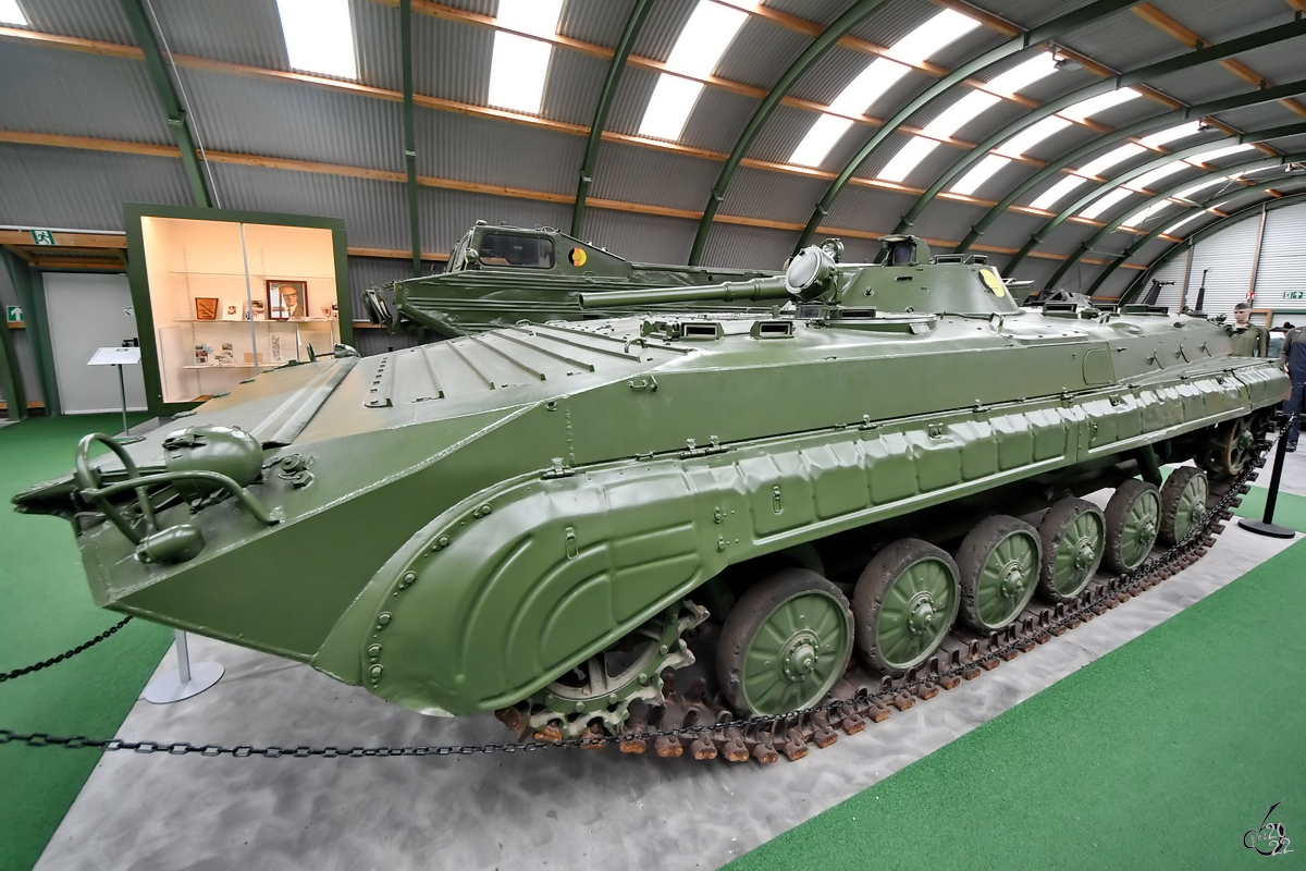 Dieser schwimmfähige Schützenpanzer BMP-1 ist Teil der Ausstellung im NVA-Museum Rügen. (Prora, November 2022)