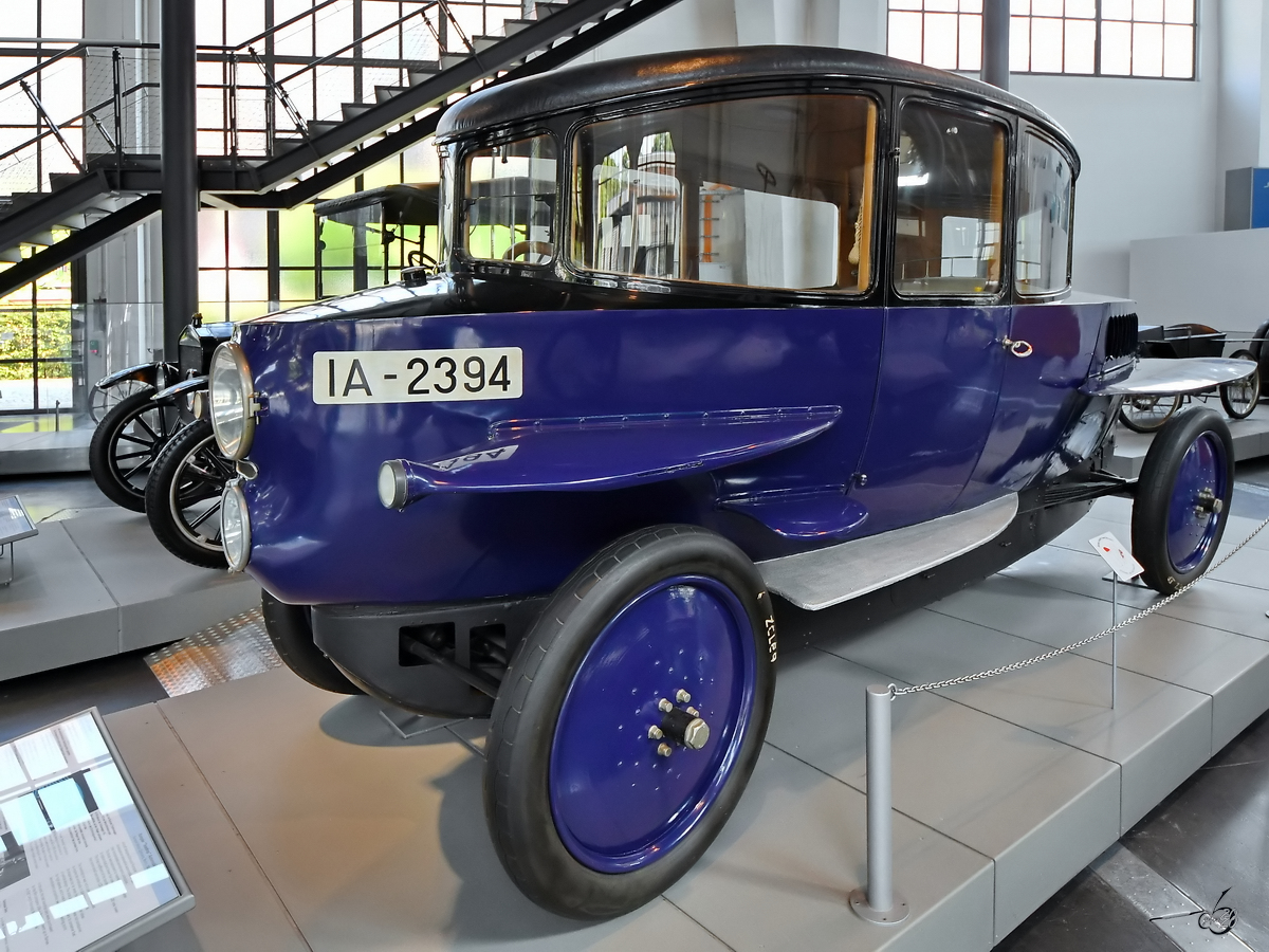 Dieser unter aerodynamischen Gesichtspunkten von Edmund Rumpler entwickelte Tropfenwagen stammt aus dem Jahr 1922 und ist eines von 2 erhaltenen Exemplaren. (Verkehrszentrum des Deutschen Museums München, August 2020)