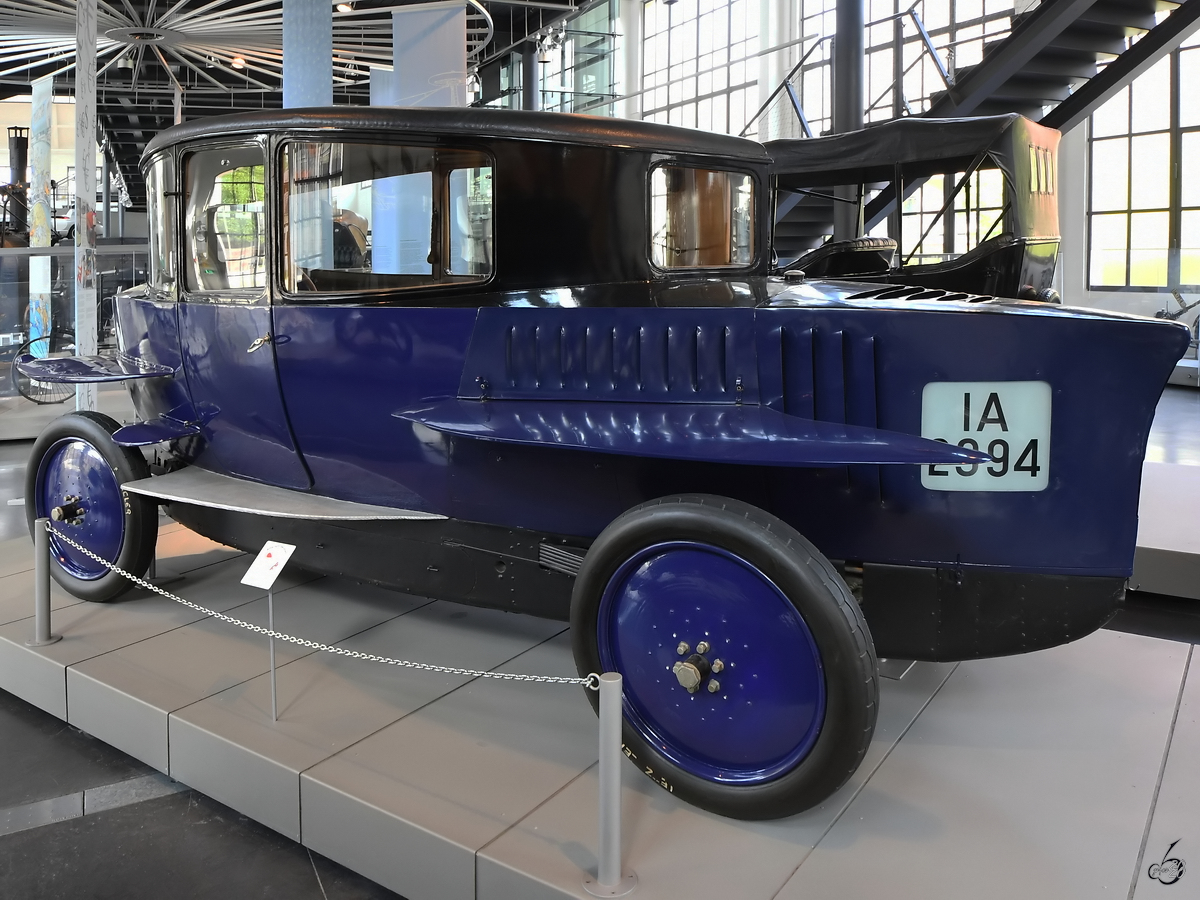 Dieser unter aerodynamischen Gesichtspunkten von Edmund Rumpler entwickelte Tropfenwagen stammt aus dem Jahr 1922 und ist eines von 2 erhaltenen Exemplaren. (Verkehrszentrum des Deutschen Museums München, August 2020)