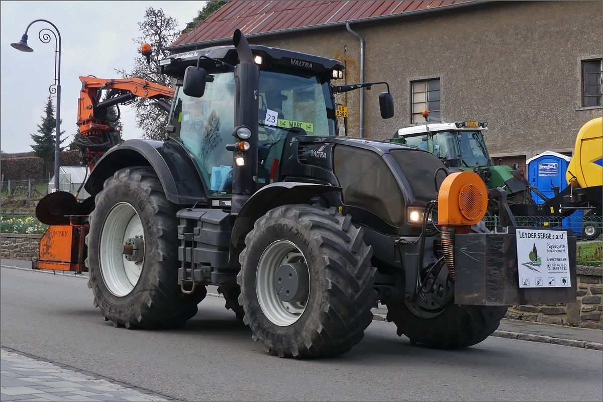 Dieser Valtra Traktor nahm am Umzug durch Brachtenbach am „Baurefest  teil.  14.04.2019 