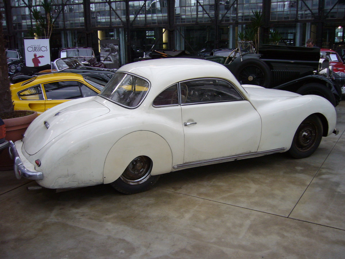Dieser Veritas Nürburgring K3 Coupe wartet auf seine Restaurierung. Von diesem Auto wurden in den Jahren 1951 und 1952 lediglich drei Exemplare gebaut. Die Karosserien stammen von Spohn/Ravensburg. Meines Wissens waren in diesem Modell Sechszylinderreihenmotoren aus dem Hause Heinkel verbaut. Classic Remise Düsseldorf im März 2010.