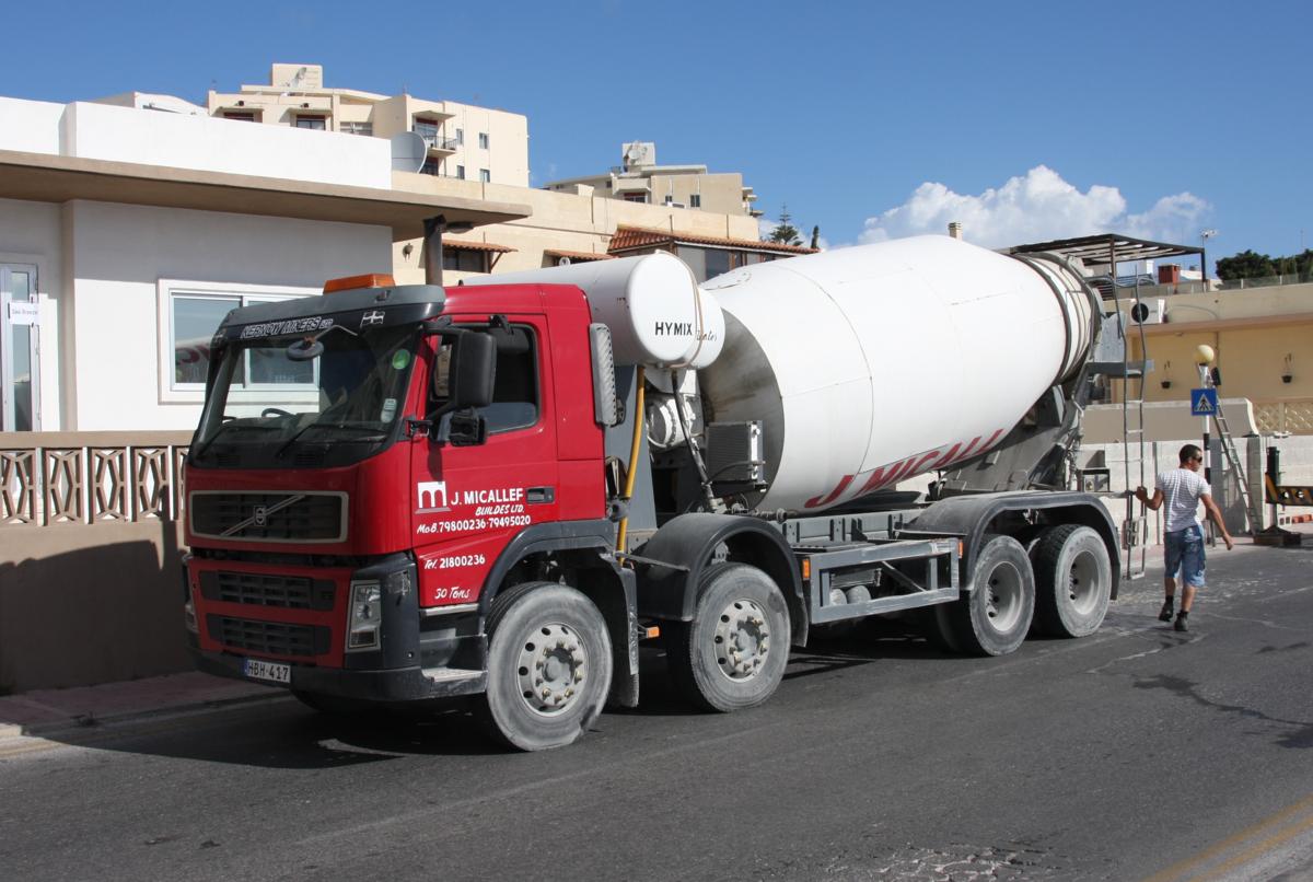 Dieser VOLVO Betonmischer war am 15.5.2014 in Qawra in Malta im Einsatz.