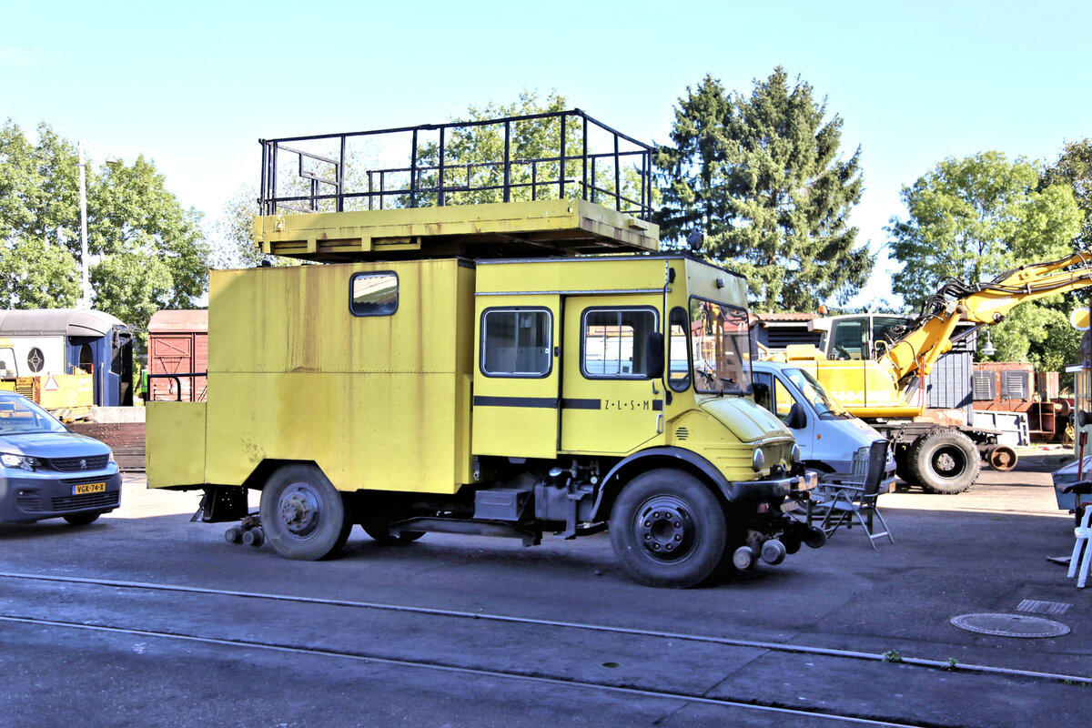 Dieser Zweiwege Unimog der ZLSM stand am 5.9.2026 vor der Remise der Museumseisenbahn in Simpelveld.