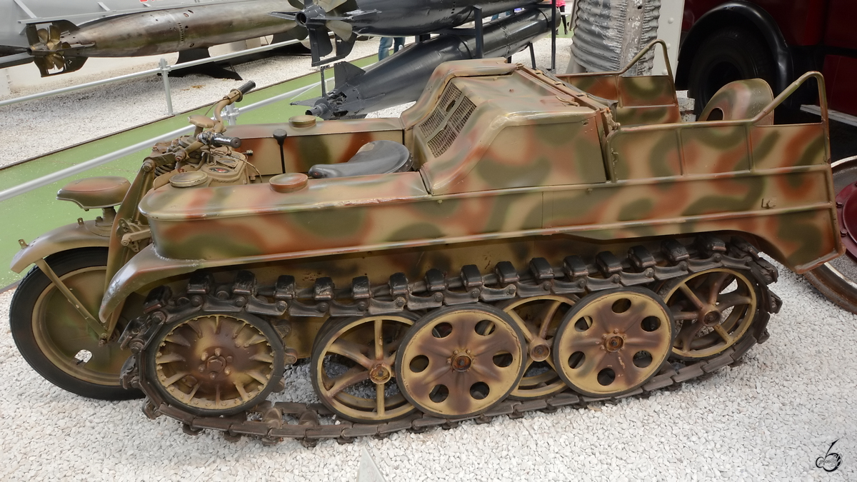 Dieses 1942 gebaute Kettenkrad HK 101 ist Teil der Ausstellung im Technik-Museum Speyer. (Mai 2014) 