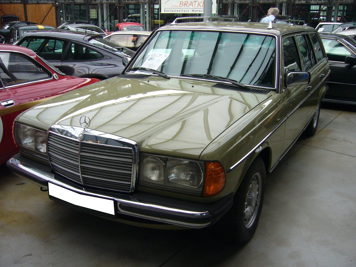 Dieses 200 T-Modell der Baureihe W123 bzw. S123 wurde erstmalig im Oktober 1982 zugelassen. Das Modell gehört somit zur dritten und letzten Serie dieser Baureihe, wie sie von September 1982 bis zum Produktionsende im Januar 1986 im Werk Bremen montiert wurden. Der Vierzylinderreihenmotor hat einen Hubraum von 1997 cm³ und leistet 109 PS. Dieser Motor war die Basismotorisierung bei den Benziner-Modellen dieser Baureihe. Classic Remise Düsseldorf am 15.08.2021.