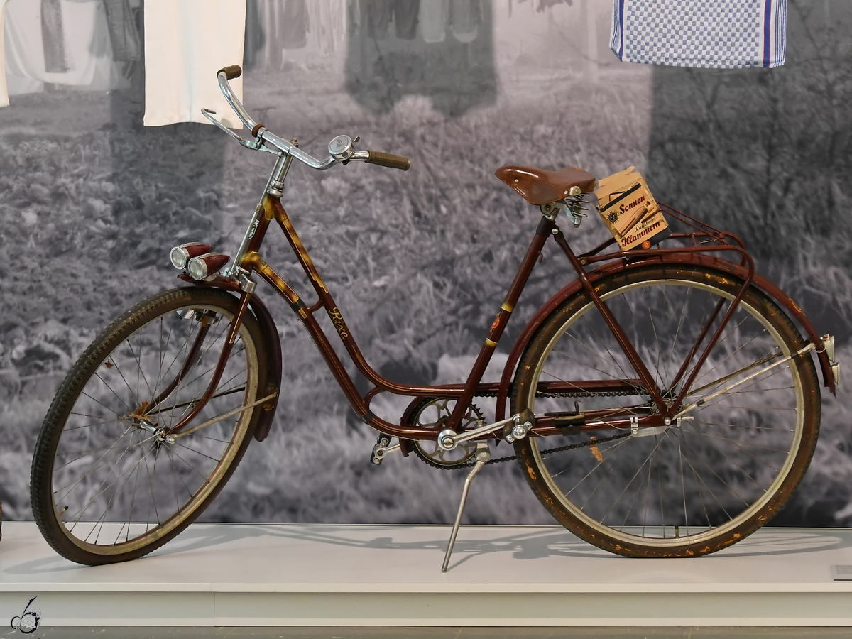 Dieses 26-Zoll Rixe Damenrad mit Doppelscheinwerfer wurde Mitte der 50er Jahre des letzten Jahrhunderts gebaut und vertrieben. (Heimatmuseum  Unser Fritz  Herne, August 2021)