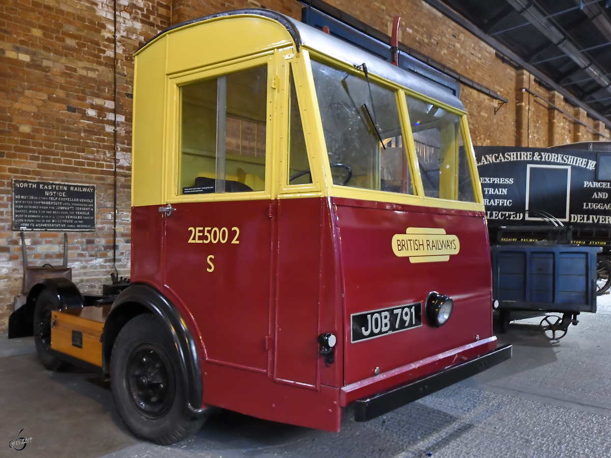 Dieses akkubetriebene Transportfahrzeug wurde von der Firma Electricar gebaut. (National Railway Museum York, Mai 2019)
