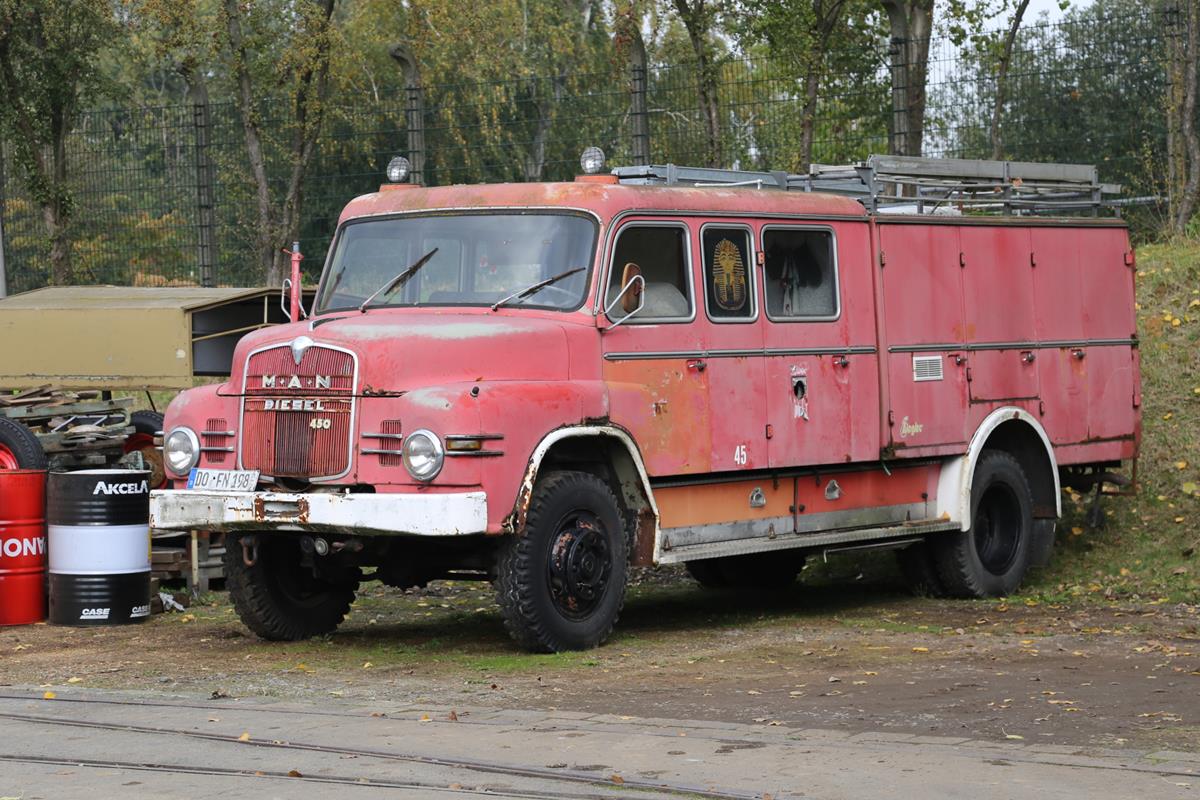 Dieses alte MAN Feuerwehrfahrzeug stand am 20.10.2020 im Freigelände des Nahverkehrsmuseum Dortmund Mooskamp. Sollte es wieder aufgearbeitet werden, dürfte es ein Hingucker werden.
