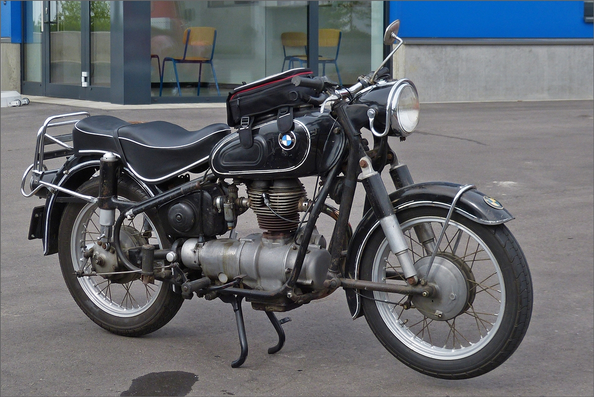 Dieses BMW R26 Motorrad stand auch auf einem Parkplatz. Mai 2020
