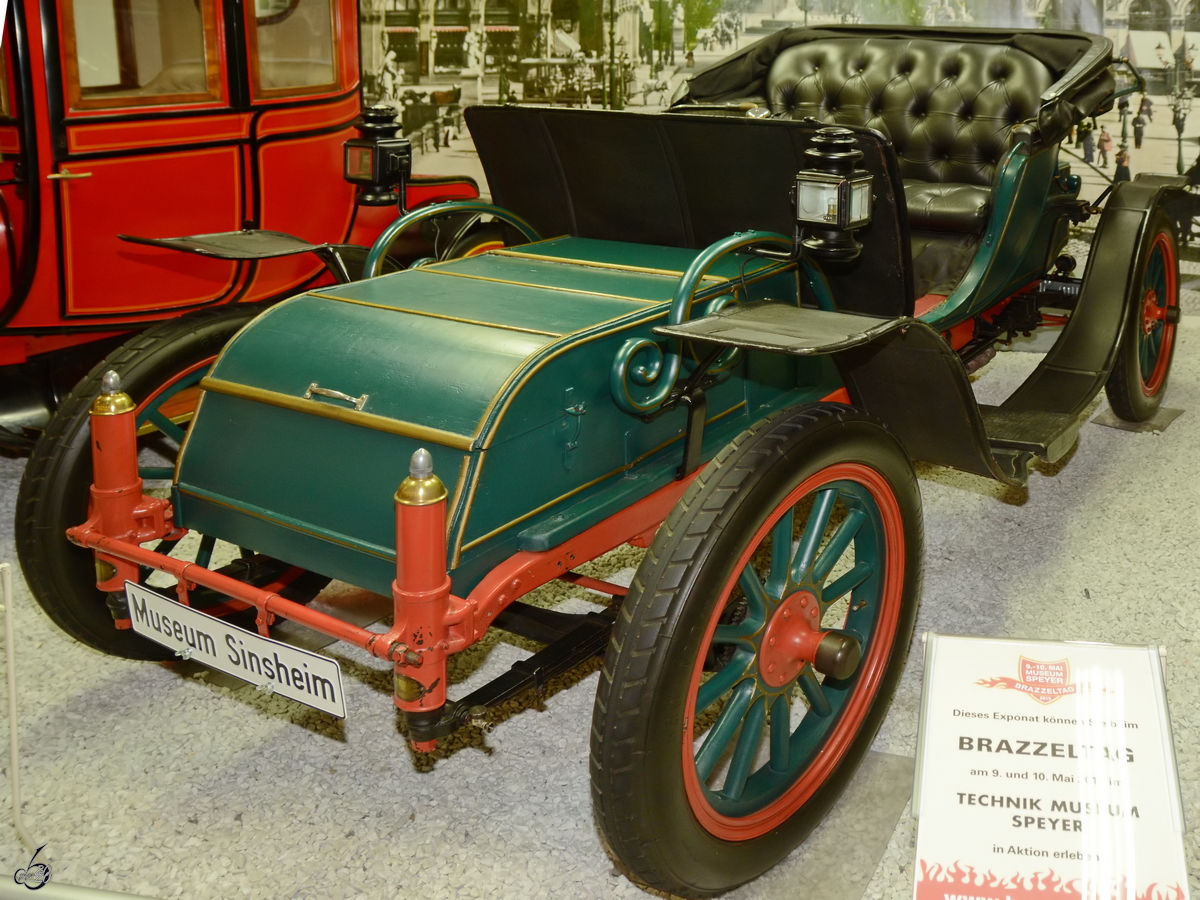 Dieses Columbia Elektroauto stammt aus dem Jahr 1904 und ist Teil der Ausstellung im Auto- und Technikmuseum Sinsheim. (Dezember 2014)