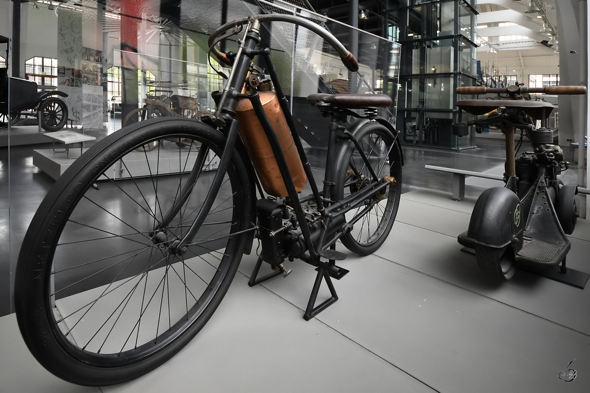 Dieses im Jahr 1894 bei Hildebrand & Wolfmüller entstandene Zweirad gilt als das erste Serienmotorrad der Welt. (Verkehrszentrum des Deutschen Museums München, August 2020)