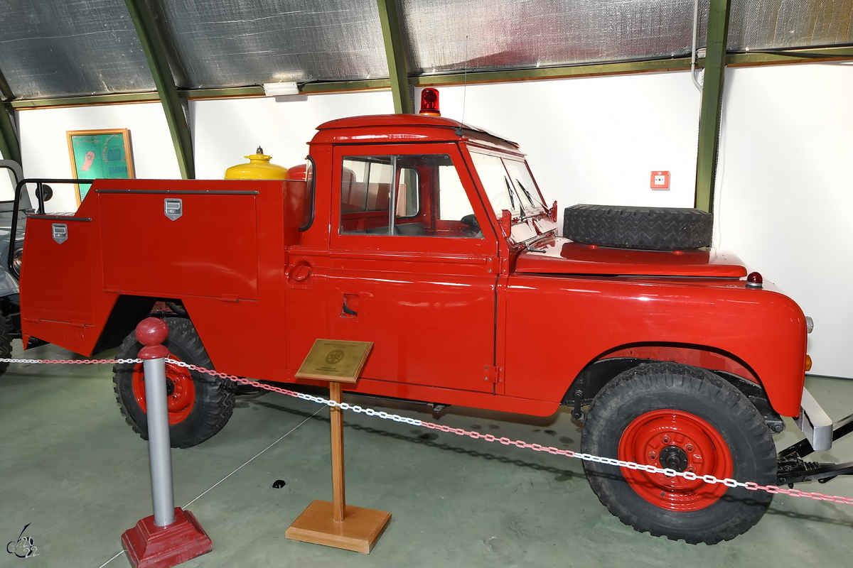 Dieses kleine Flughafenfeuerwehrfahrzeug von Land Rover (Santana) ist im Museo del Aire ausgestellt. (Cuatro Vientos, November 2022)