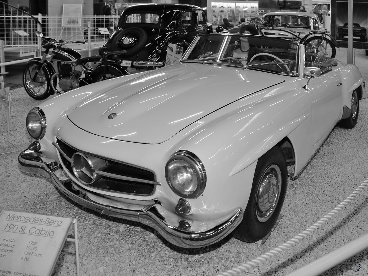 Dieses Mercedes-Benz 190SL Cabriolet stammt aus dem Jahr 1958 und ist Teil der Ausstellung im Auto- und Technikmuseum Sinsheim. (Dezember 2014)