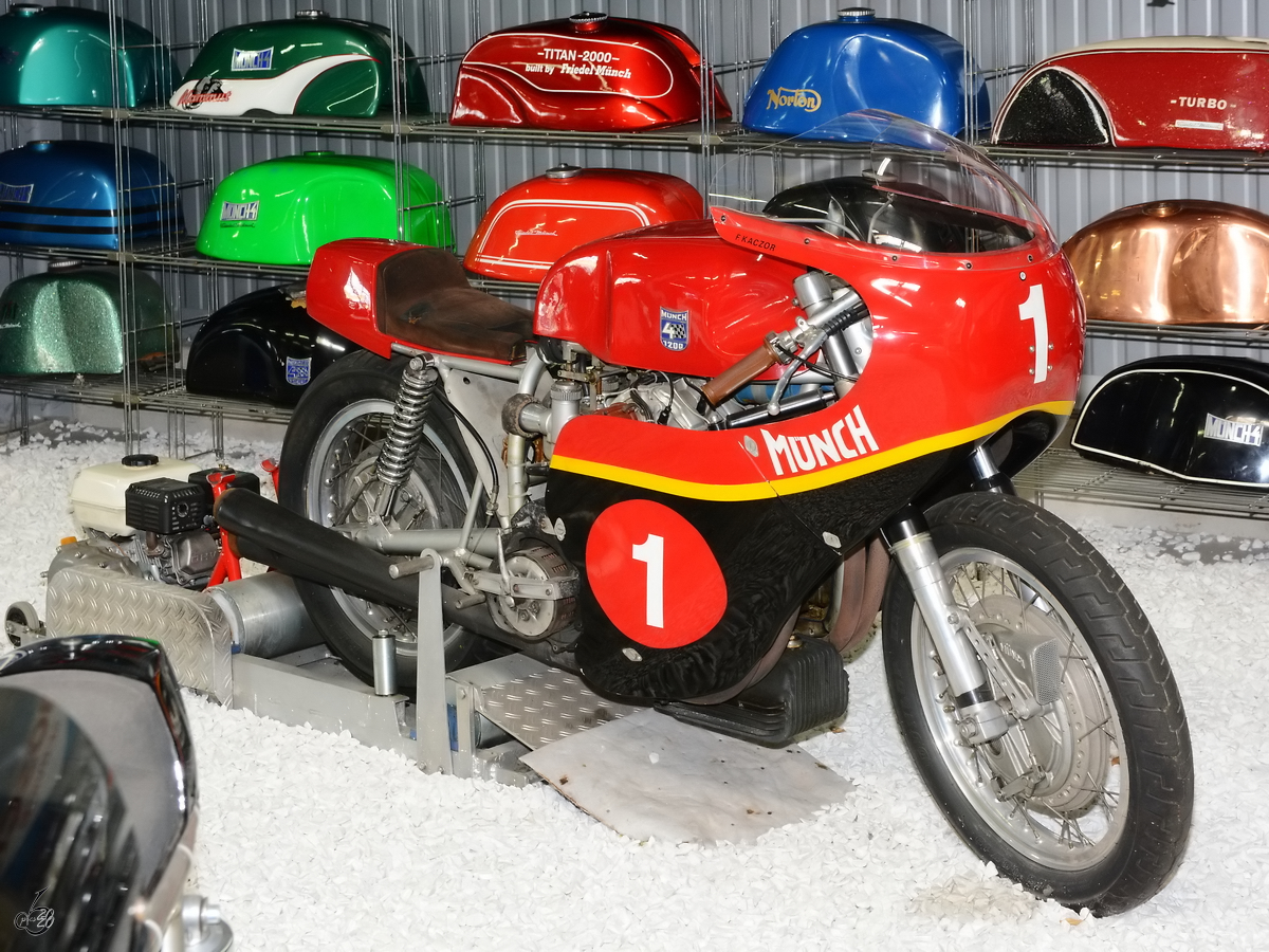 Dieses Münch 4 1200 Rennmotorrad ist Teil der Ausstellung im Technik-Museum Speyer. (Mai 2014)