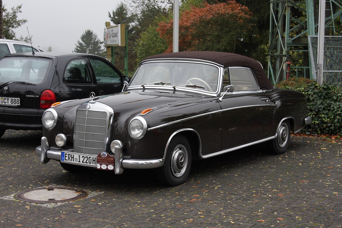 Dieses schmucke Mercedes Cabriolet 220 parkte am 11.10.2013 in Hhr Grenzhausen.