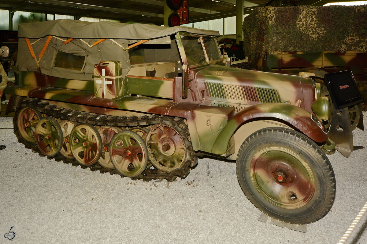 Dieses SdKfz 10 (DEMAG Halbketten-Zugmaschine (1 to)) ist Teil der Ausstellung im Auto- und Technikmuseum Sinsheim. (Dezember 2014)